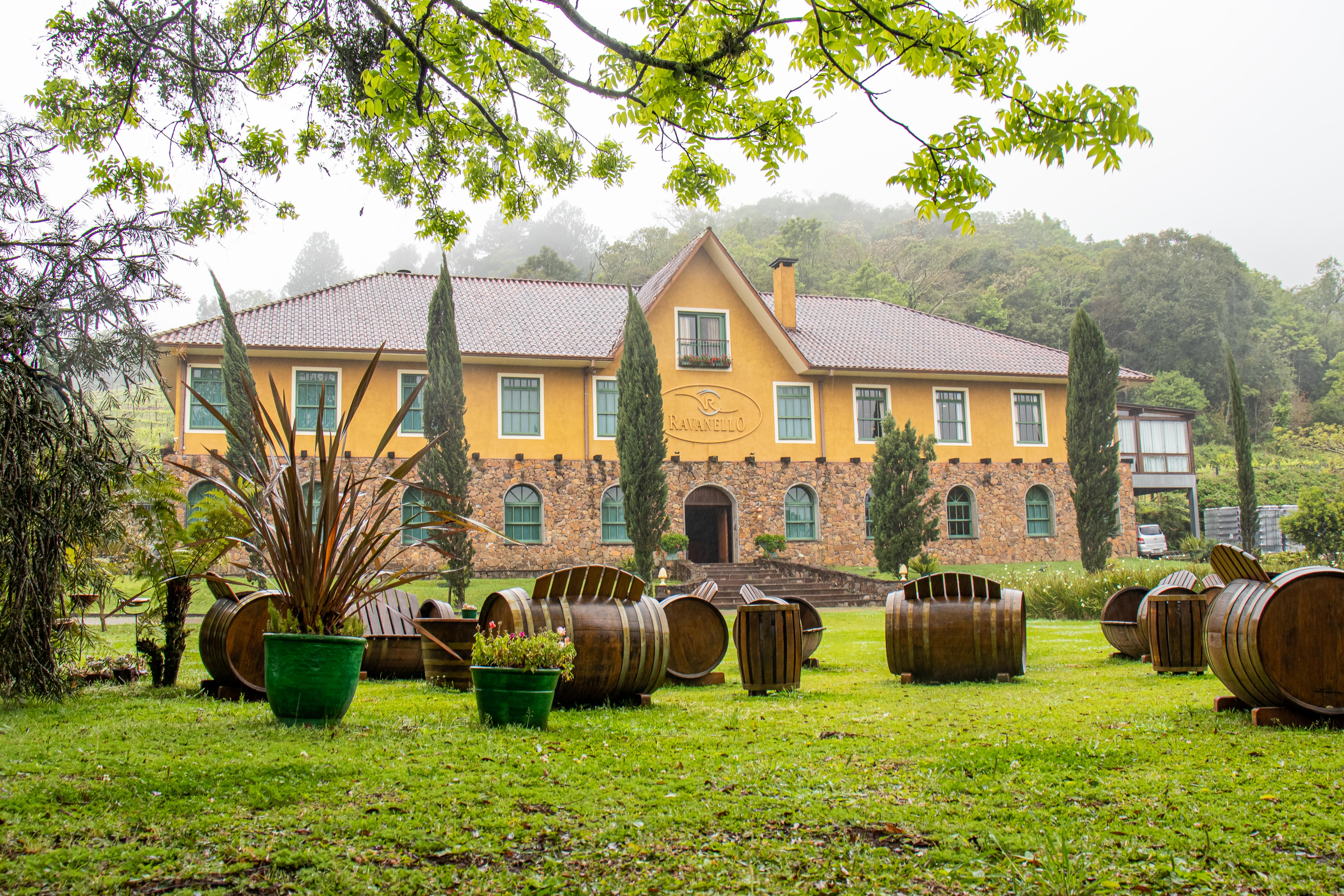 Foto de Vinícola Ravanello, Gramado: Patio externo - Tripadvisor